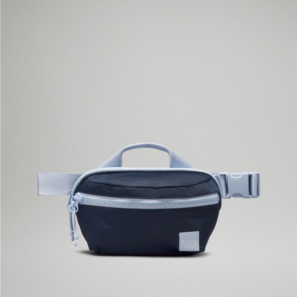 All day essentials belt bag 2.5 “true navy/blue linen”